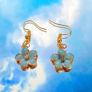 HANDMADE blue flower earrings💙